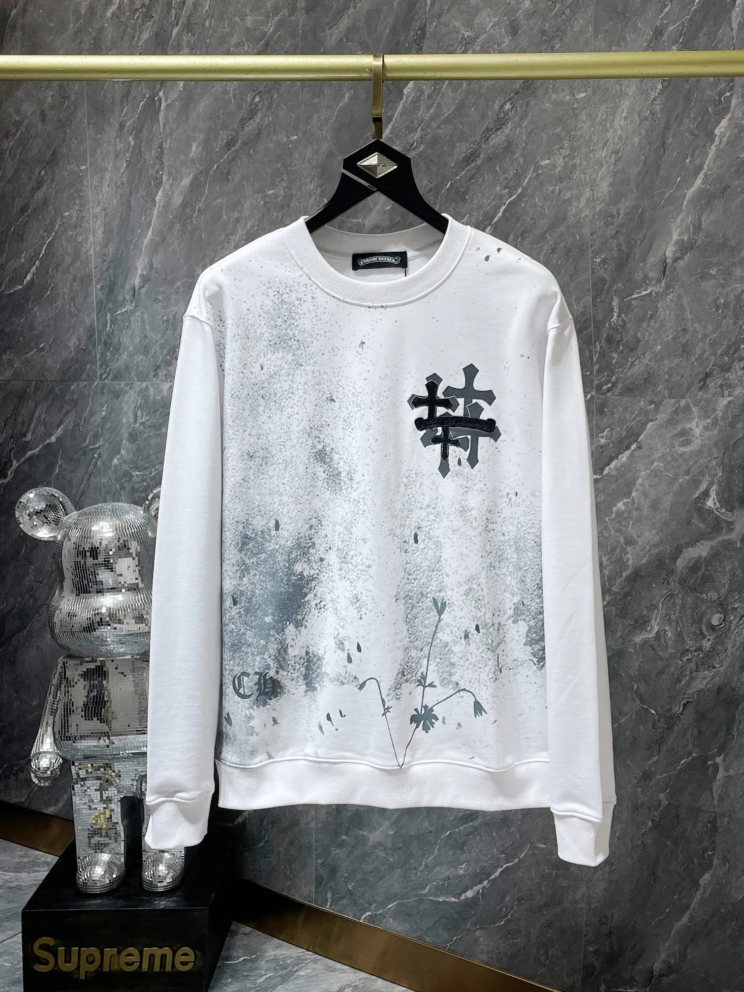 P230 Chrome Hearts Autumn and Winter 2025 are on sale simultaneously at counters. High-weight, environmentally friendly and high-quality top-quality fabrics. Starry sky cross patchwork leather embroidered crew neck sweatshirt. Imported environmentally friendly glue printing and dyeing. Simultaneous counter sales. 1:1 replica version. Recommended colors: black and white. Size: S, M, L, XL.
